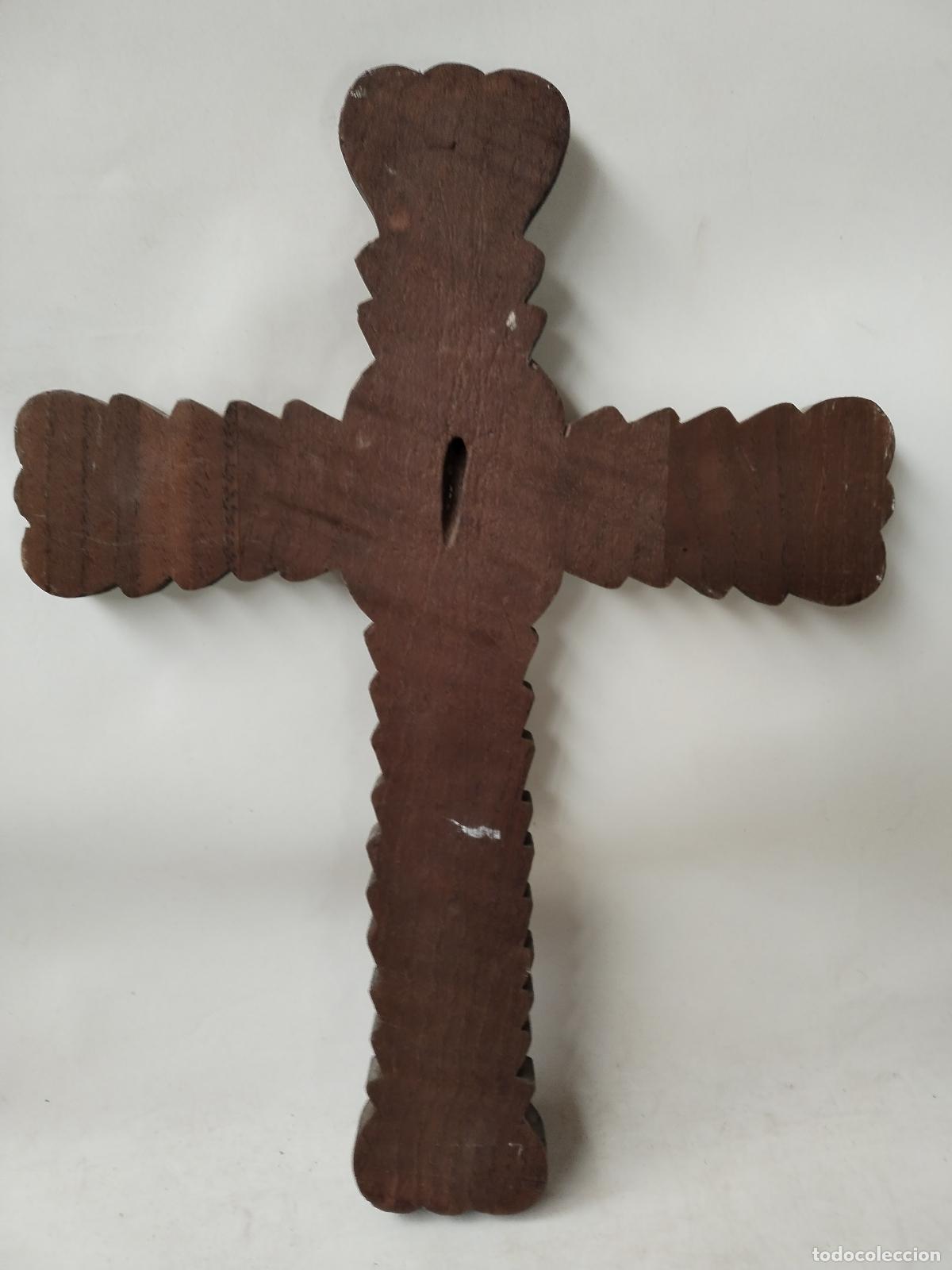 Antig&uuml;edades: cristo en la cruz tallado en madera - Foto 4