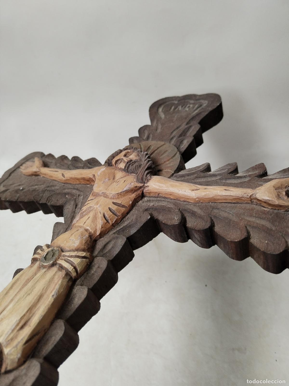 Antig&uuml;edades: cristo en la cruz tallado en madera - Foto 6
