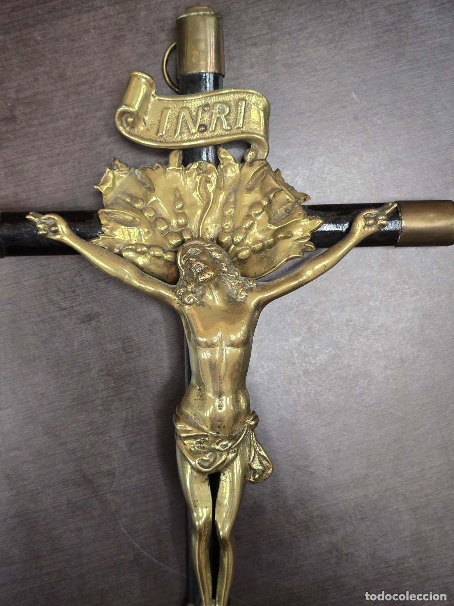 Antig&uuml;edades: Crucifijo de madera y bronce - Foto 2