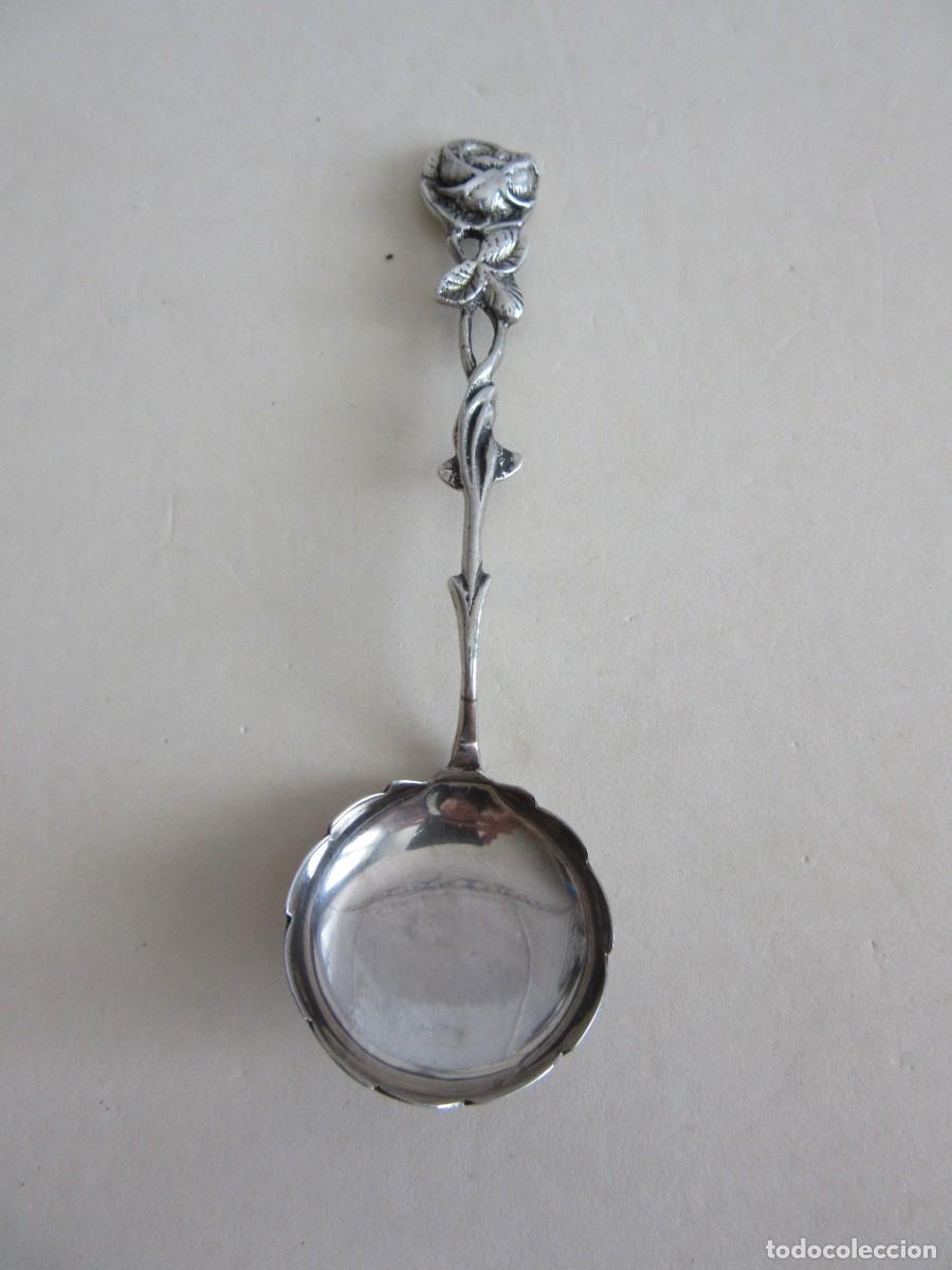 Antig&uuml;edades: CUCHARA DE PLATA CON FORMA DE ROSA - Foto 1