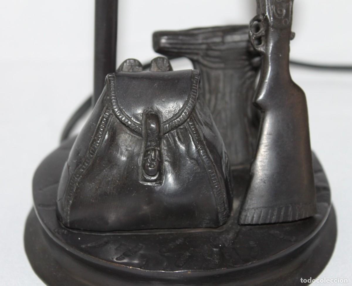 Antig&uuml;edades: L&aacute;mpara de sobremesa representando bodeg&oacute;n de cazador en bronce - Foto 4