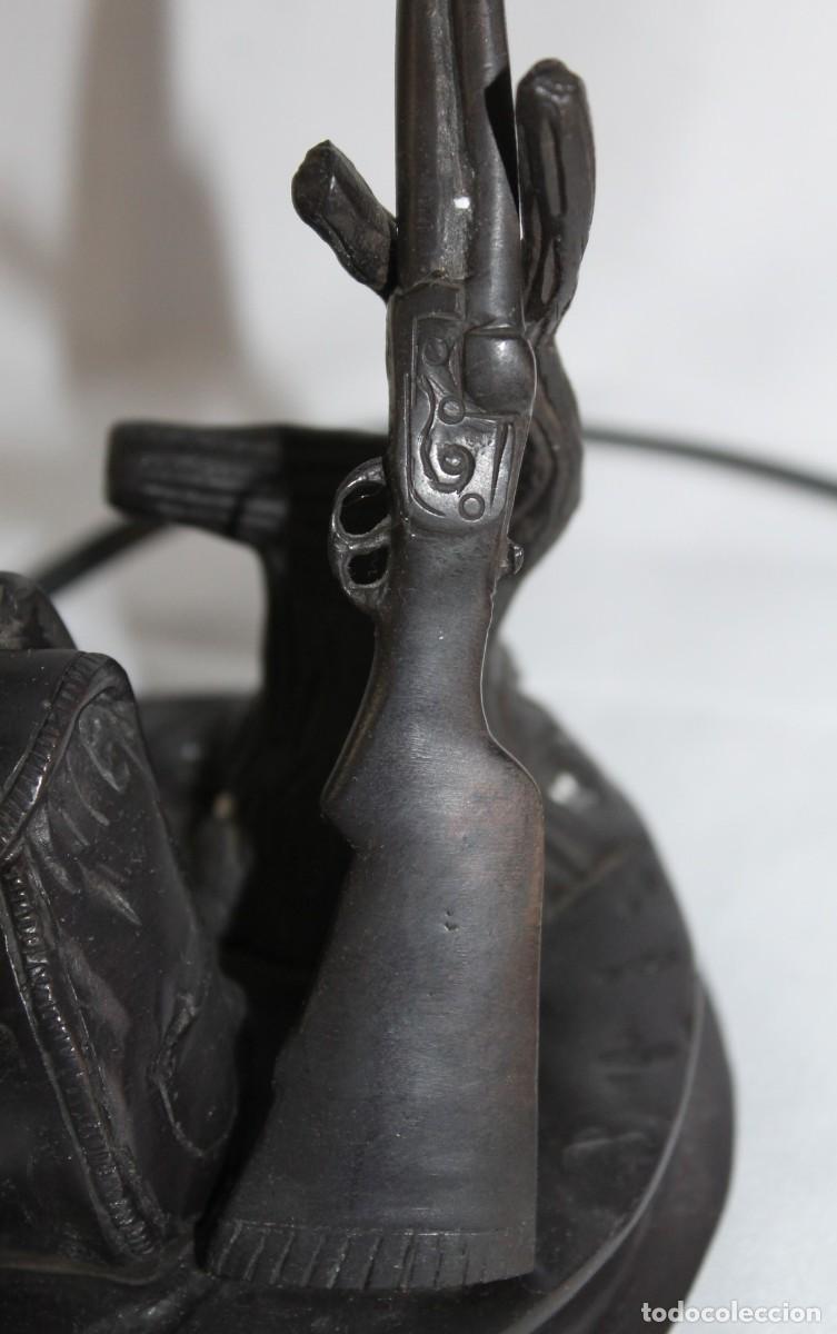 Antig&uuml;edades: L&aacute;mpara de sobremesa representando bodeg&oacute;n de cazador en bronce - Foto 5
