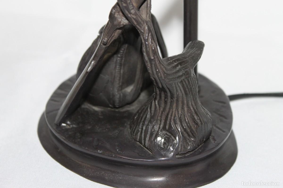 Antig&uuml;edades: L&aacute;mpara de sobremesa representando bodeg&oacute;n de cazador en bronce - Foto 7