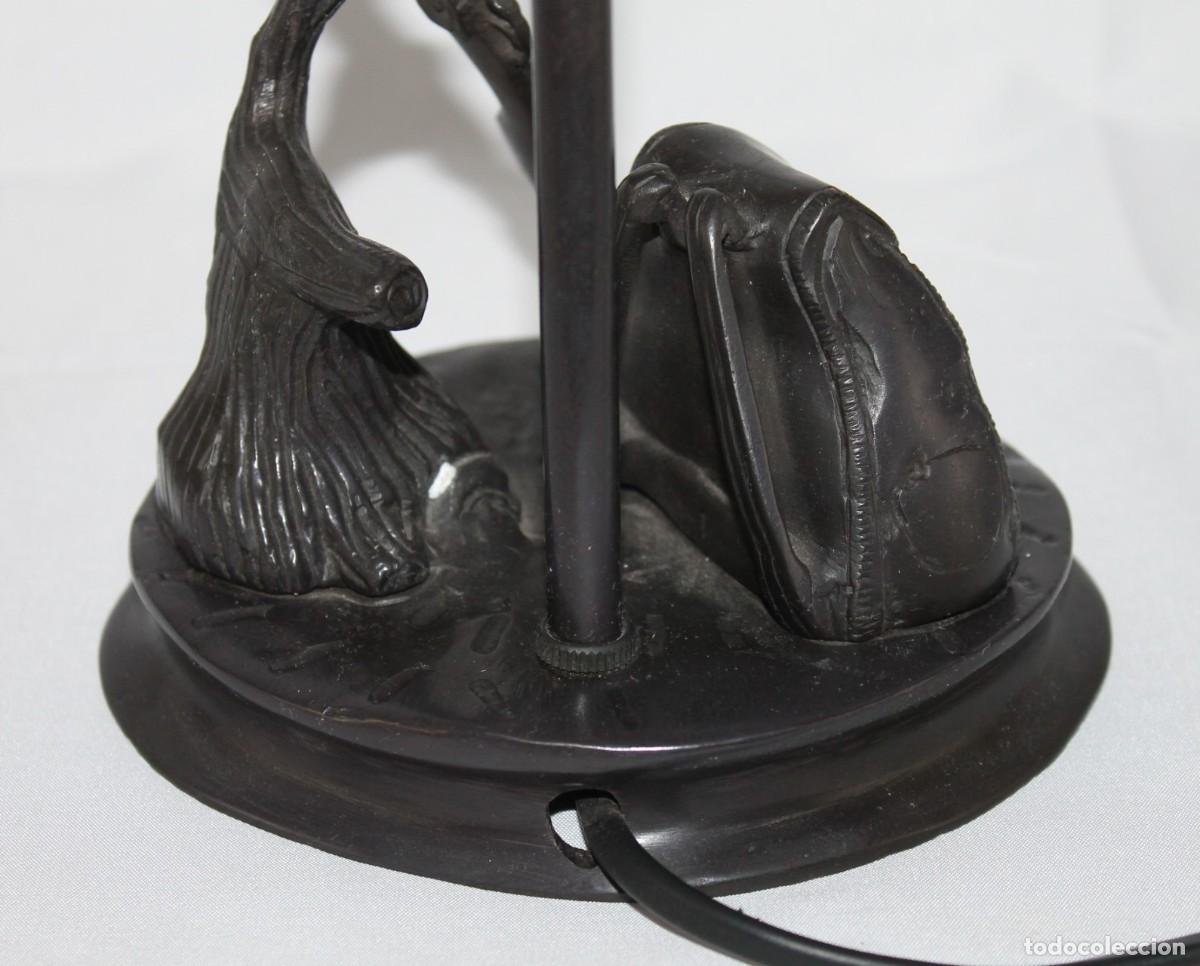 Antig&uuml;edades: L&aacute;mpara de sobremesa representando bodeg&oacute;n de cazador en bronce - Foto 9