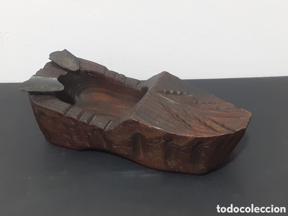 Antig&uuml;edades: CENICERO TALLADO EN MADERA - FORMA DE ZUECO - Foto 1