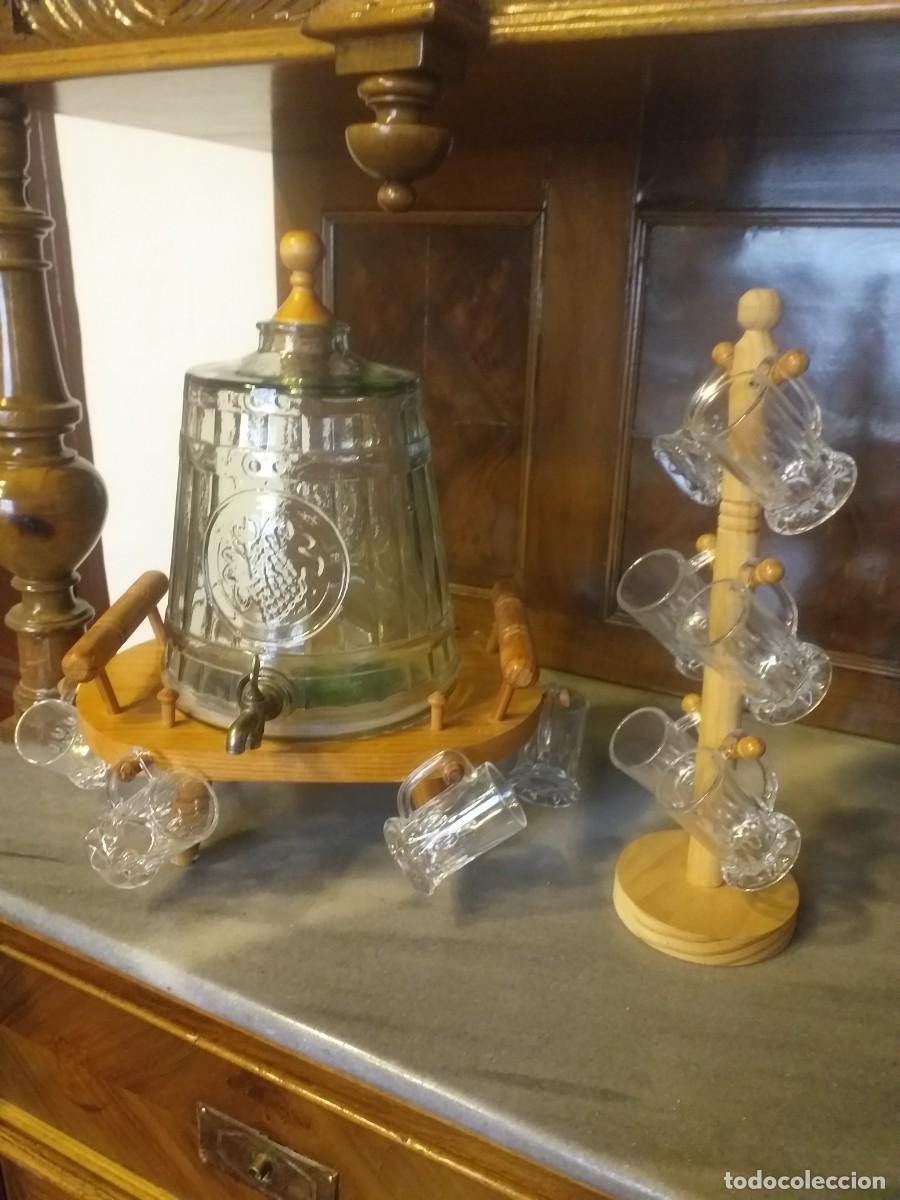 Antig&uuml;edades: Licorera con una docena de jarritas de chulito. - Foto 1