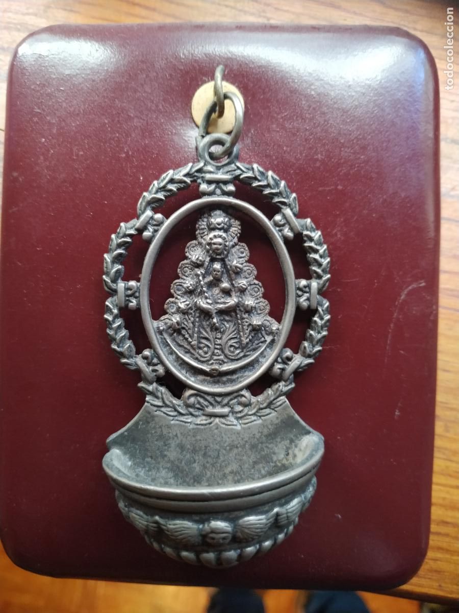 Antig&uuml;edades: Benditera en metal Virgen del Rocio con soporte - Foto 2