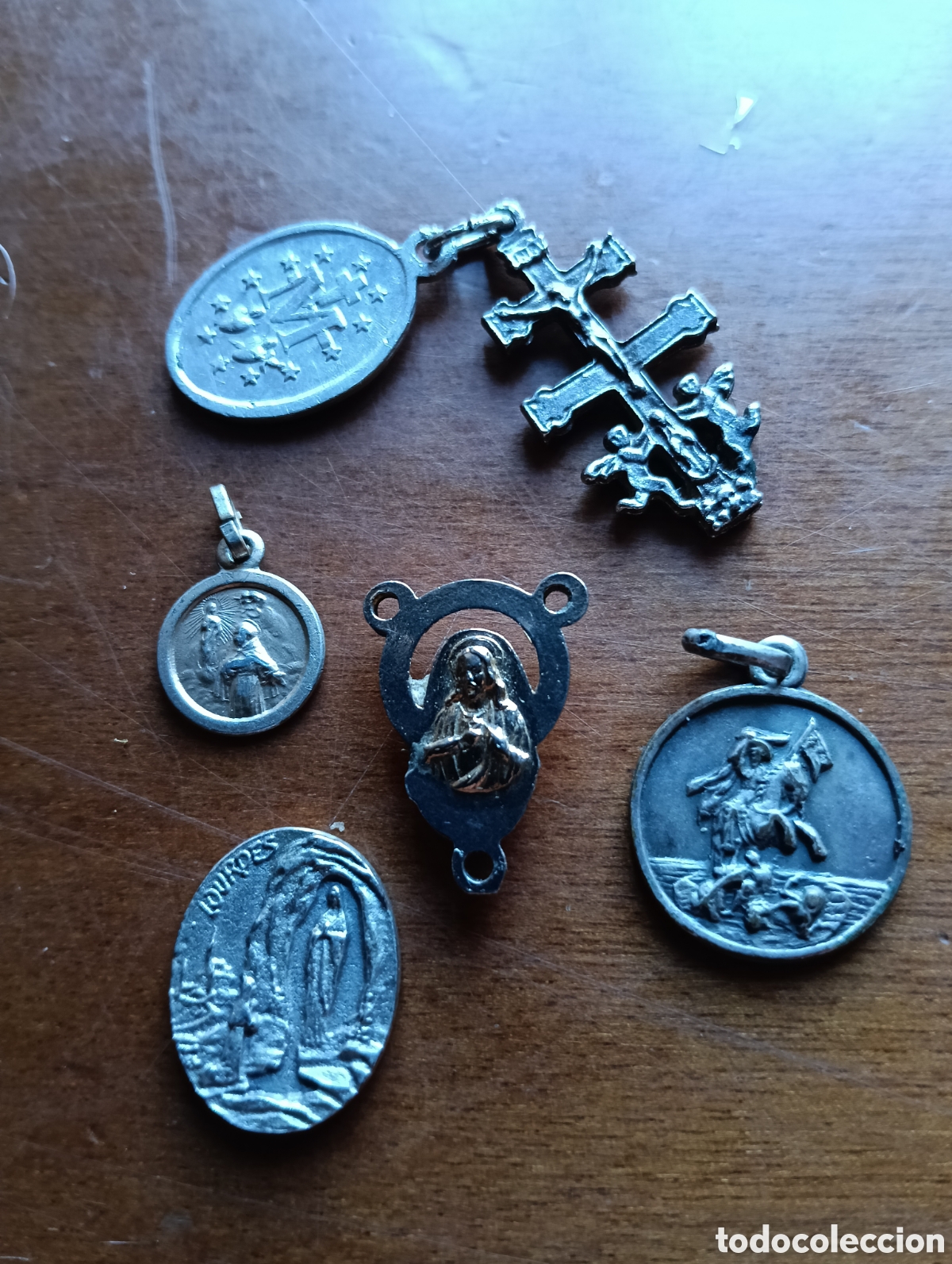 Antiguidades: Lote de cruces y medallas de metal y alguna de plata con un total de 6 piezas