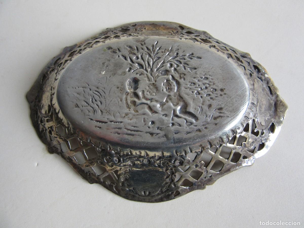 Antig&uuml;edades: BANDEJA PLATA CON RELIEVE DE QUERUBINES - Foto 2
