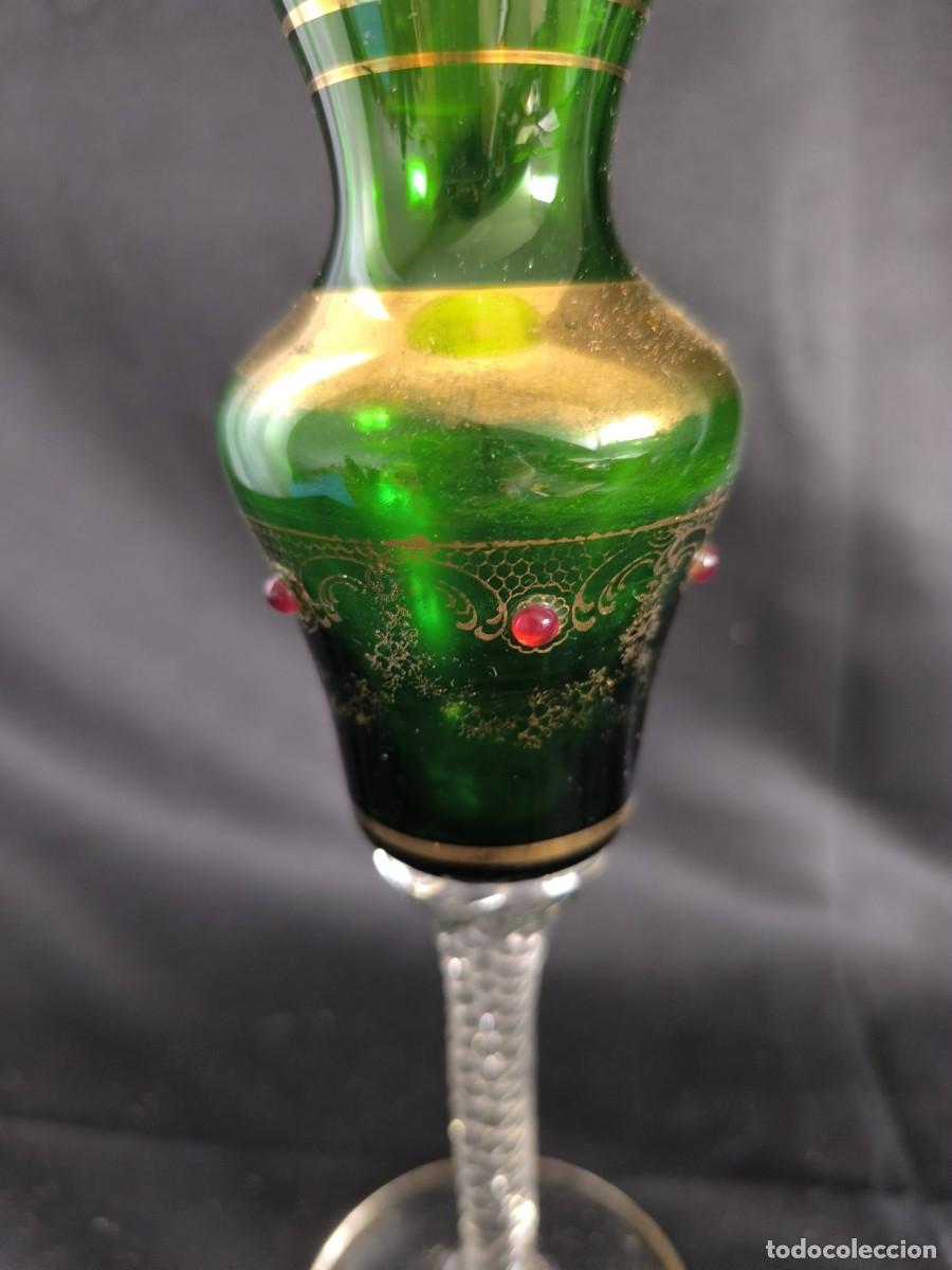 Antig&uuml;edades: copa de vidrio verde y dorada - Foto 2