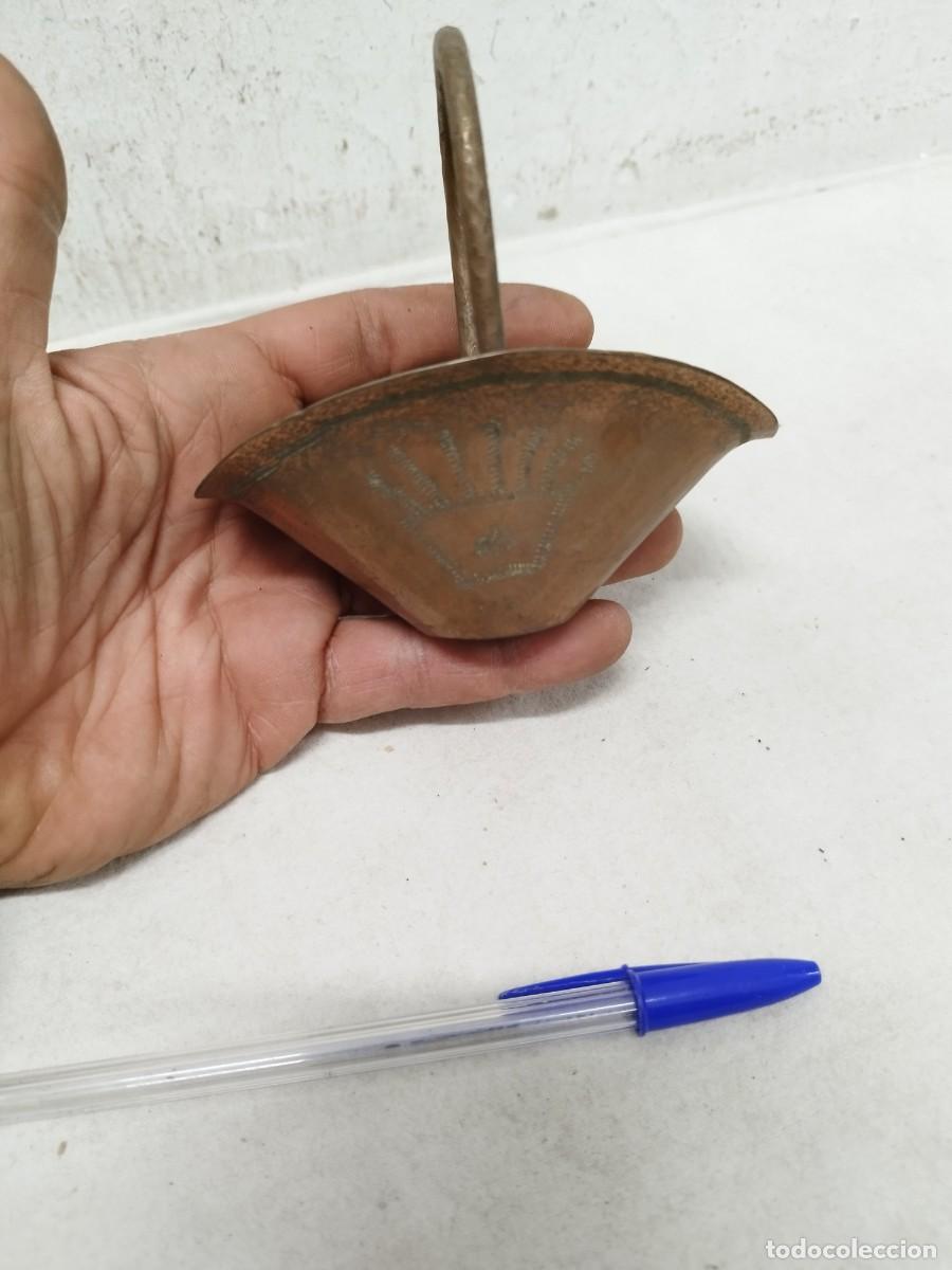 Antig&uuml;edades: Antiguo peque&ntilde;o cesto de cobre. - Foto 3