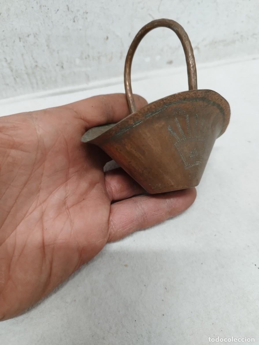 Antig&uuml;edades: Antiguo peque&ntilde;o cesto de cobre. - Foto 5