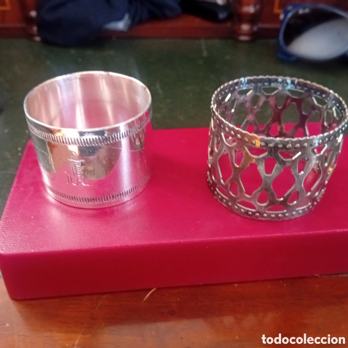 Antiquit&auml;ten: Dos servilleteros de plara antiguos,uno tallado y otro macizo