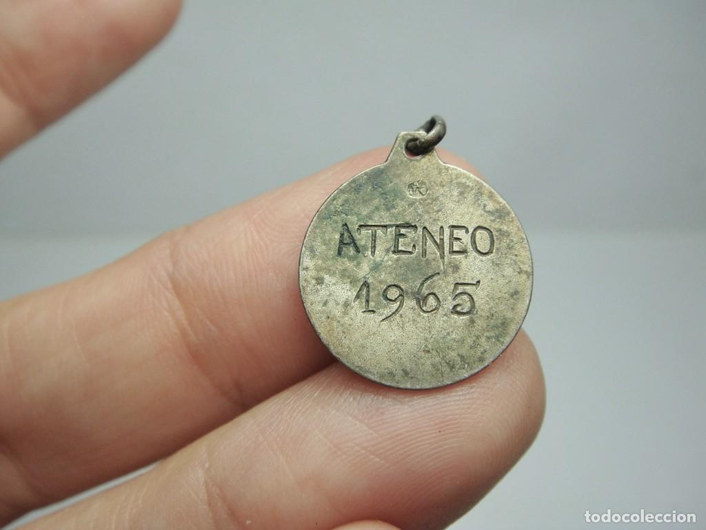 Antig&uuml;edades: Medalla religiosa. Plata. Virgen de los Reyes. - Foto 2