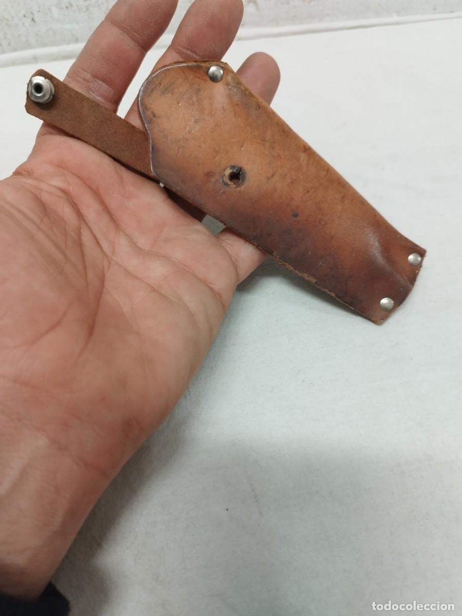 Antig&uuml;edades: Antigua funda de cuchillo de cuero, a restaurar. - Foto 1