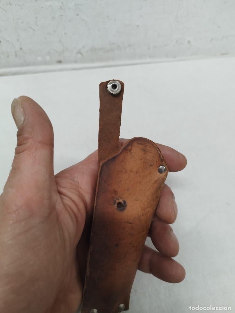 Antig&uuml;edades: Antigua funda de cuchillo de cuero, a restaurar. - Foto 4