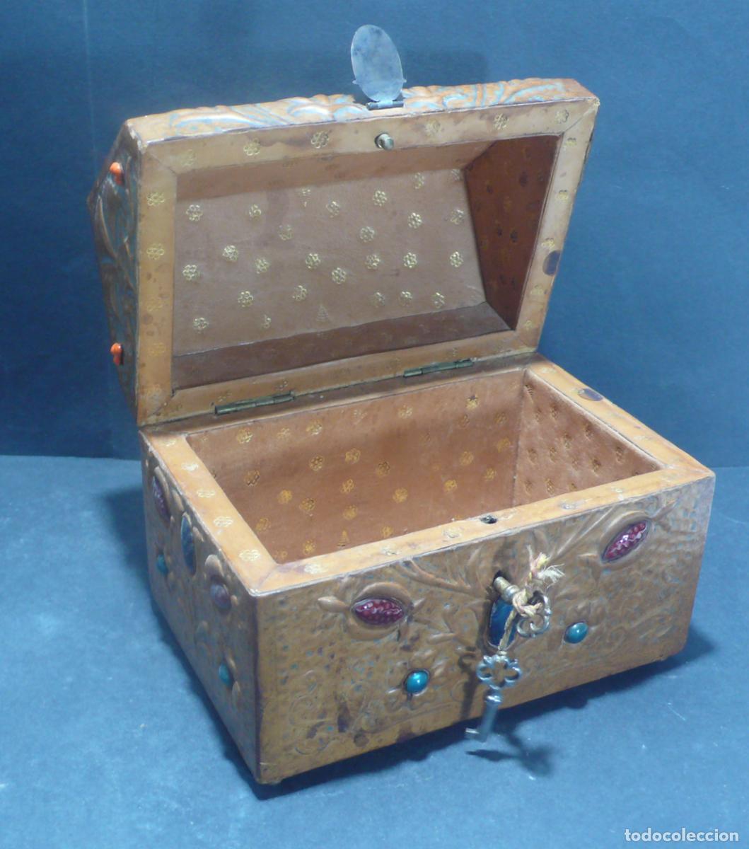 Antig&uuml;edades: PEQUE&Ntilde;A CAJA COFRE REPUJADO - Foto 3
