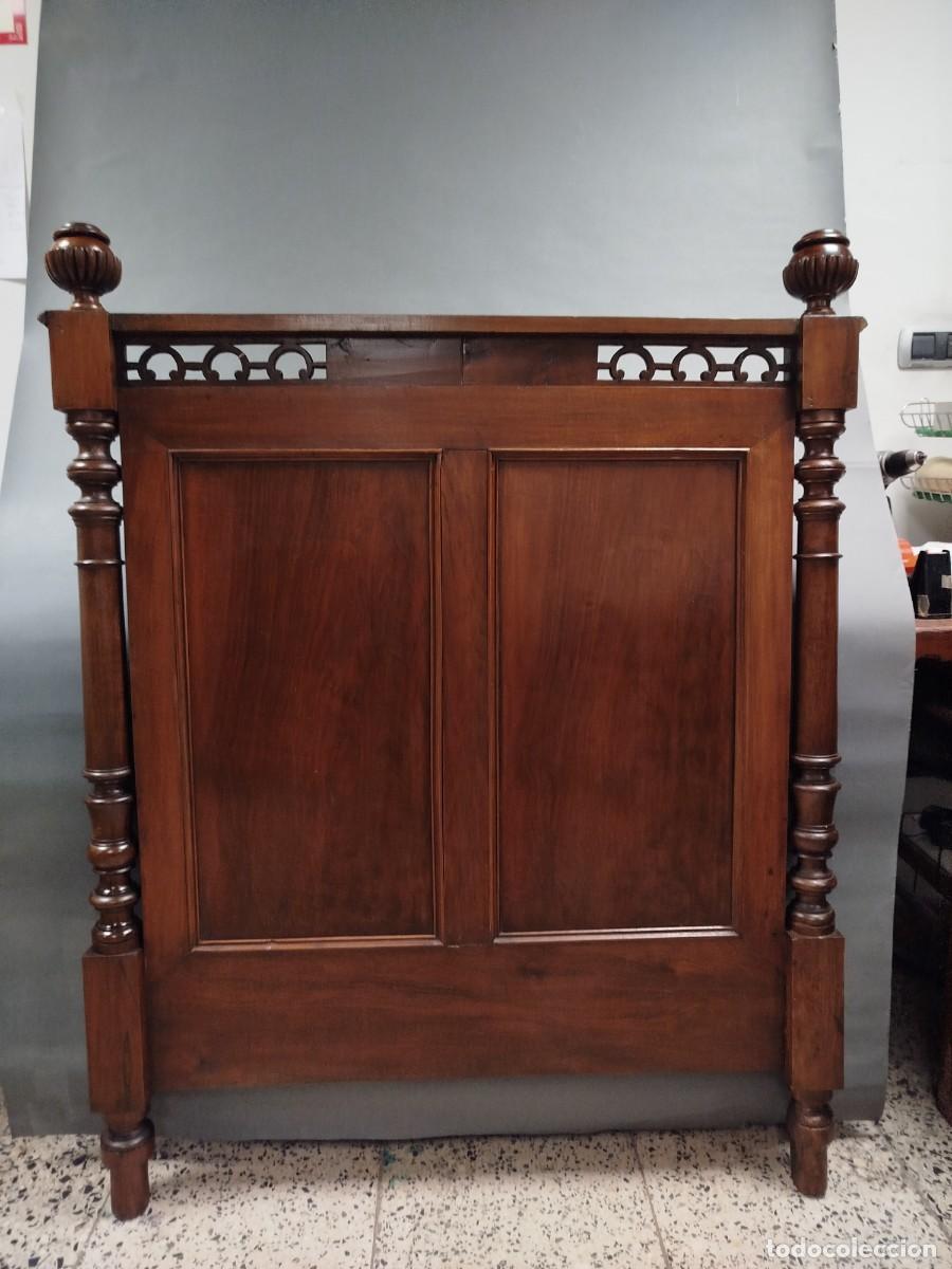 Antig&uuml;edades: CAMA DE MADERA DE NOGAL ESTILO LUIS XV - Foto 2