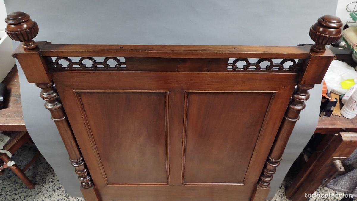 Antig&uuml;edades: CAMA DE MADERA DE NOGAL ESTILO LUIS XV - Foto 3