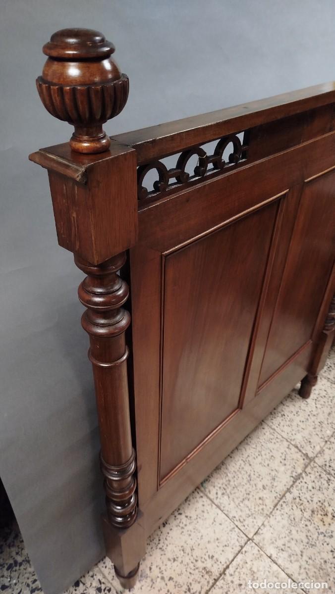 Antig&uuml;edades: CAMA DE MADERA DE NOGAL ESTILO LUIS XV - Foto 4