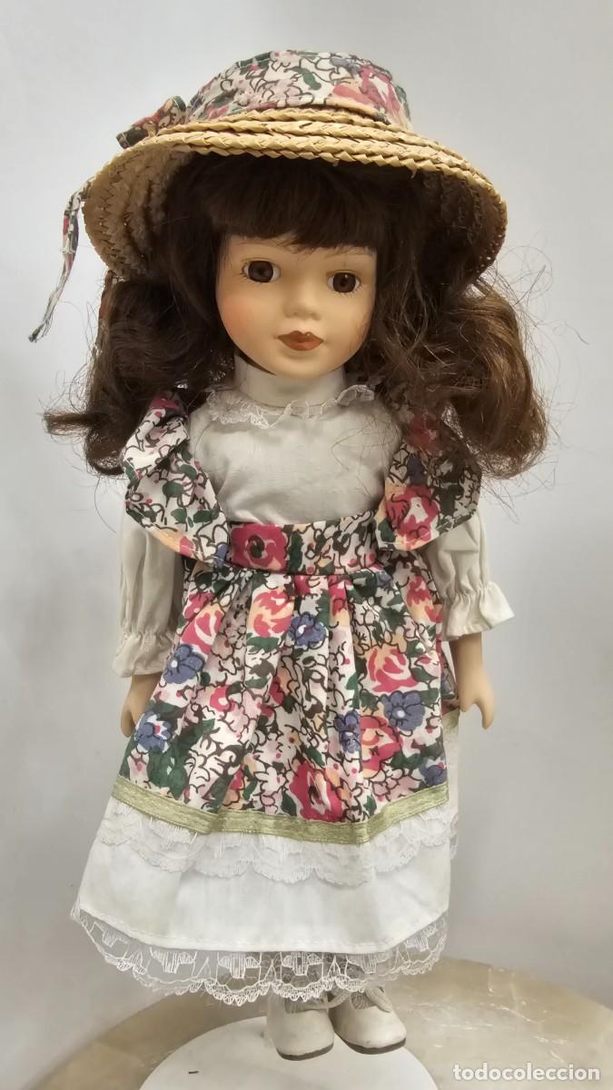 Antig&uuml;edades: Mu&ntilde;eca de porcelana 31cm con soporte - Foto 1