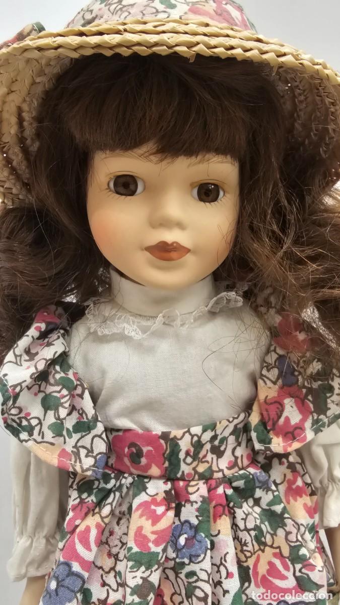 Antig&uuml;edades: Mu&ntilde;eca de porcelana 31cm con soporte - Foto 2