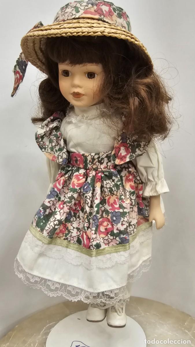 Antig&uuml;edades: Mu&ntilde;eca de porcelana 31cm con soporte - Foto 3