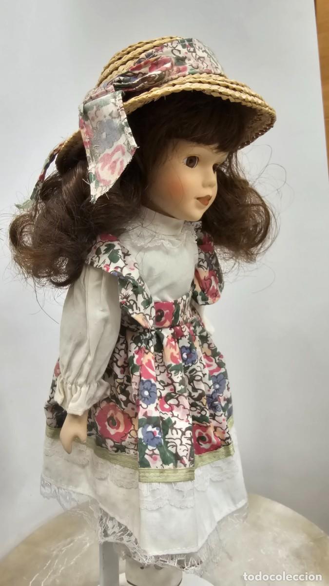 Antig&uuml;edades: Mu&ntilde;eca de porcelana 31cm con soporte - Foto 4