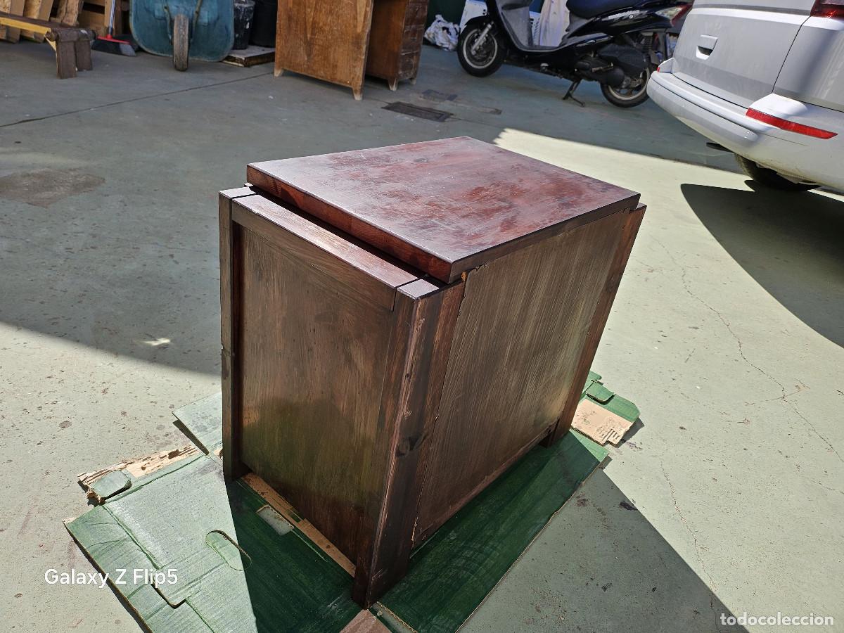 Antig&uuml;edades: pareja de mesillas de madera - Foto 5