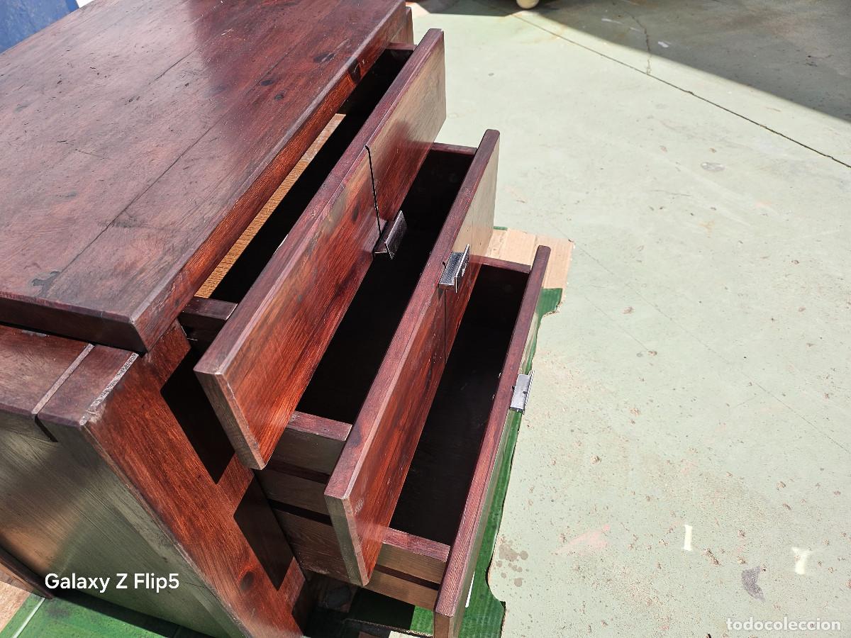 Antig&uuml;edades: pareja de mesillas de madera - Foto 7