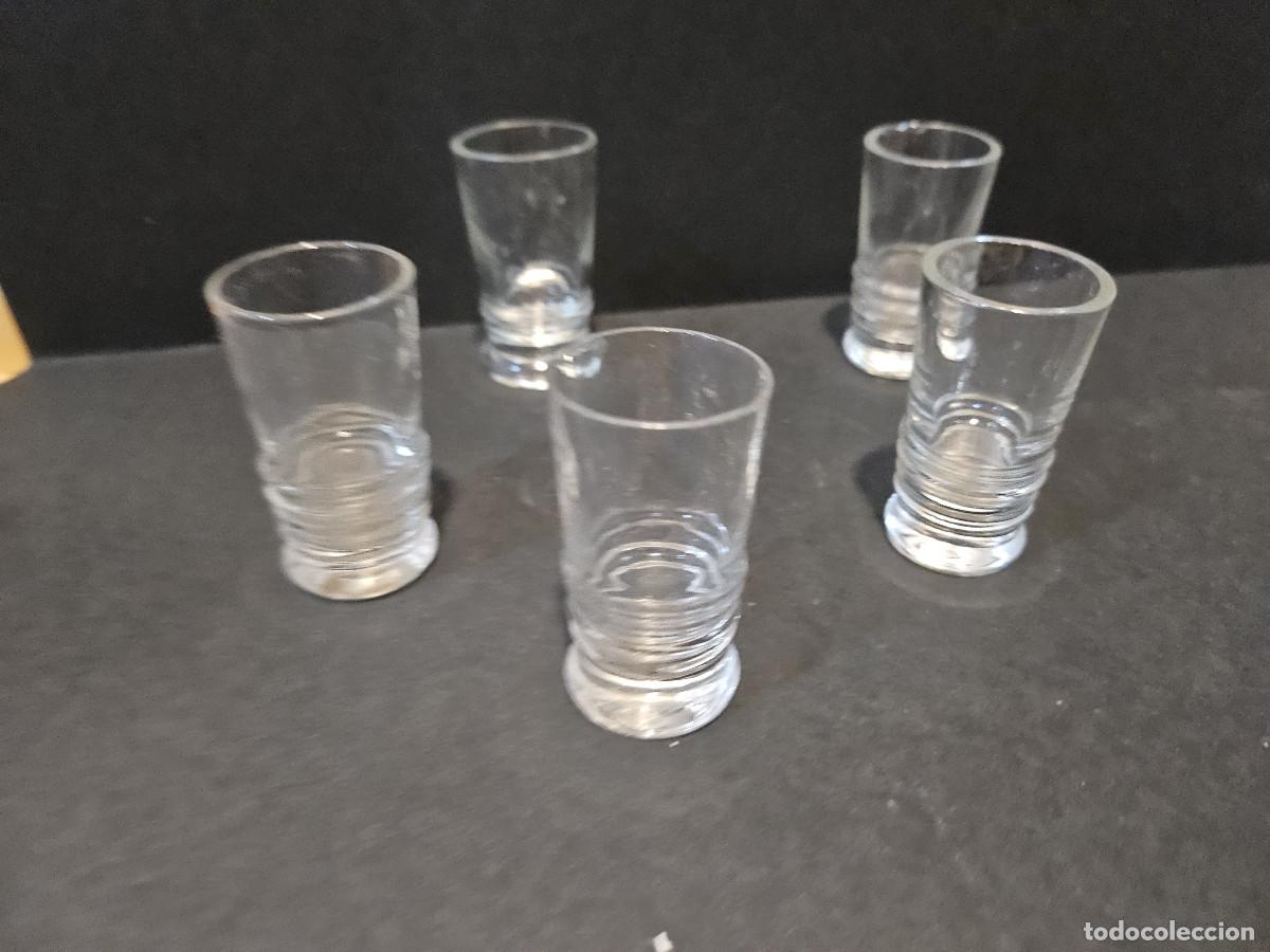 Antig&uuml;edades: 5 mini vasos de cristal - Foto 1