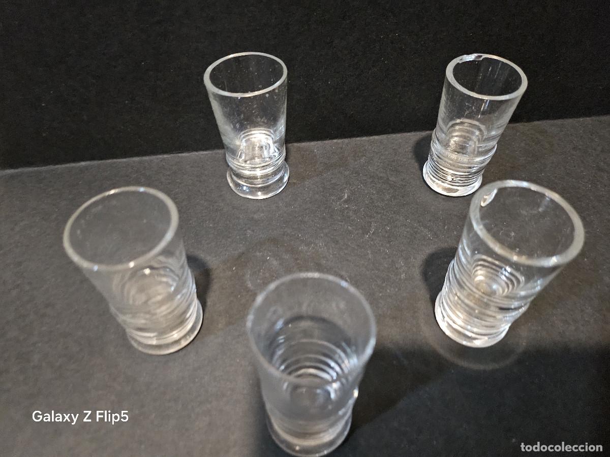 Antig&uuml;edades: 5 mini vasos de cristal - Foto 2