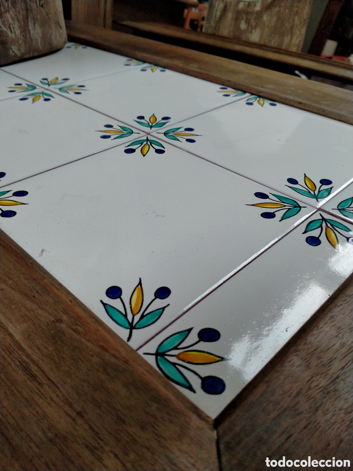 Antig&uuml;edades: Mesa auxiliar con baldosas - Foto 2