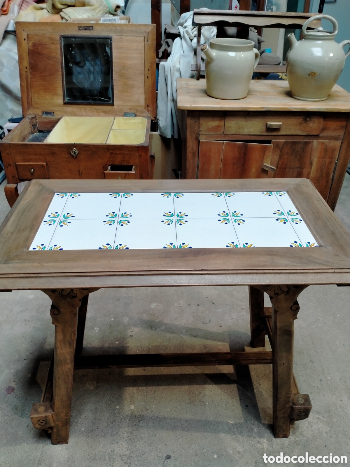 Antig&uuml;edades: Mesa auxiliar con baldosas - Foto 1