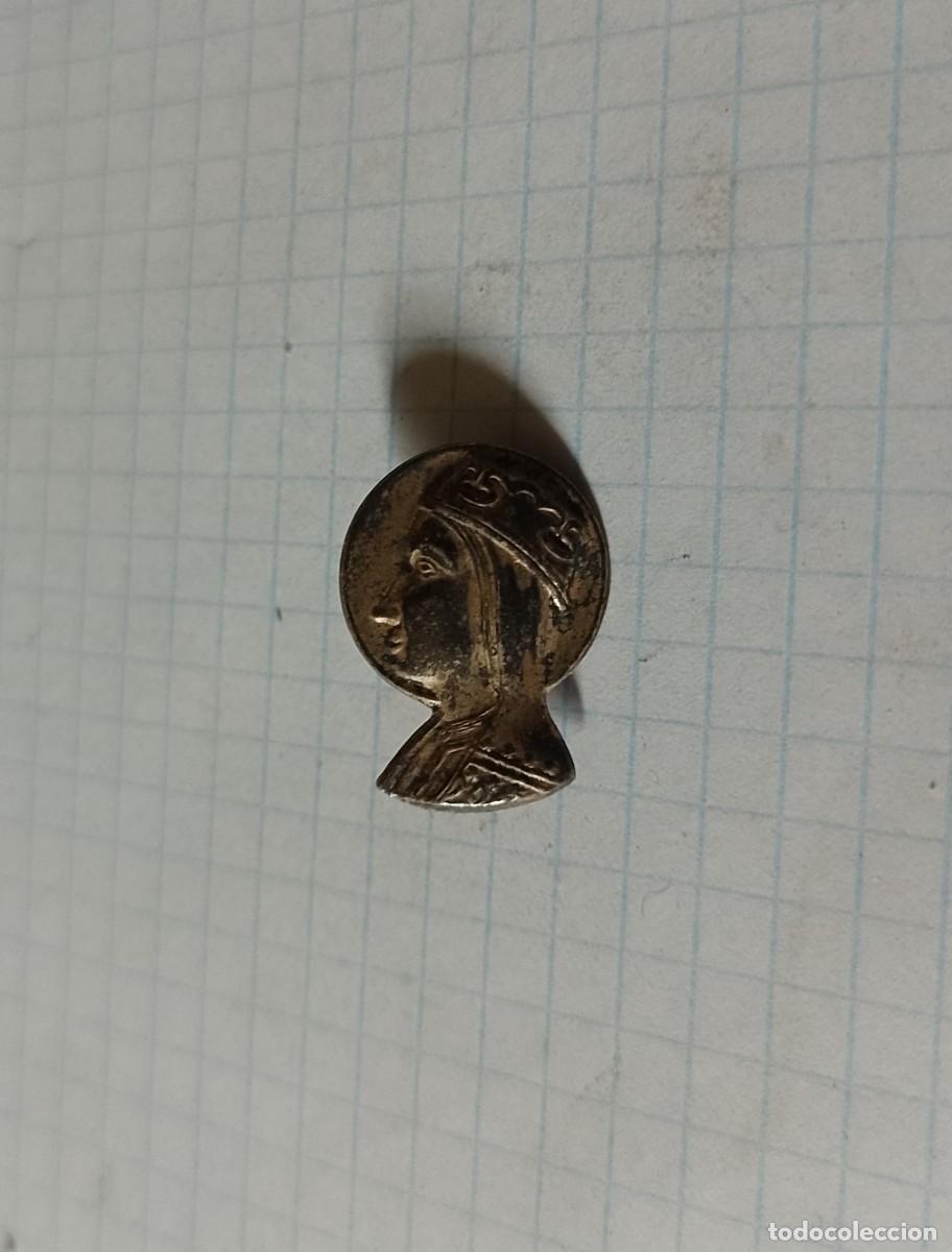 Antig&uuml;edades: Insignia de aguja, virgen - Foto 1