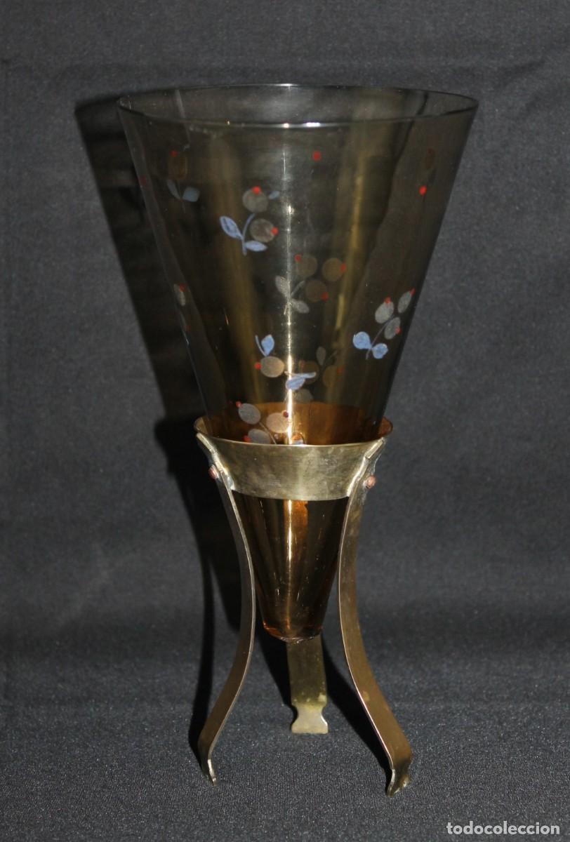 Antigüedades: Vaso, copa de cristal pintado con soporte de latón modernista.
