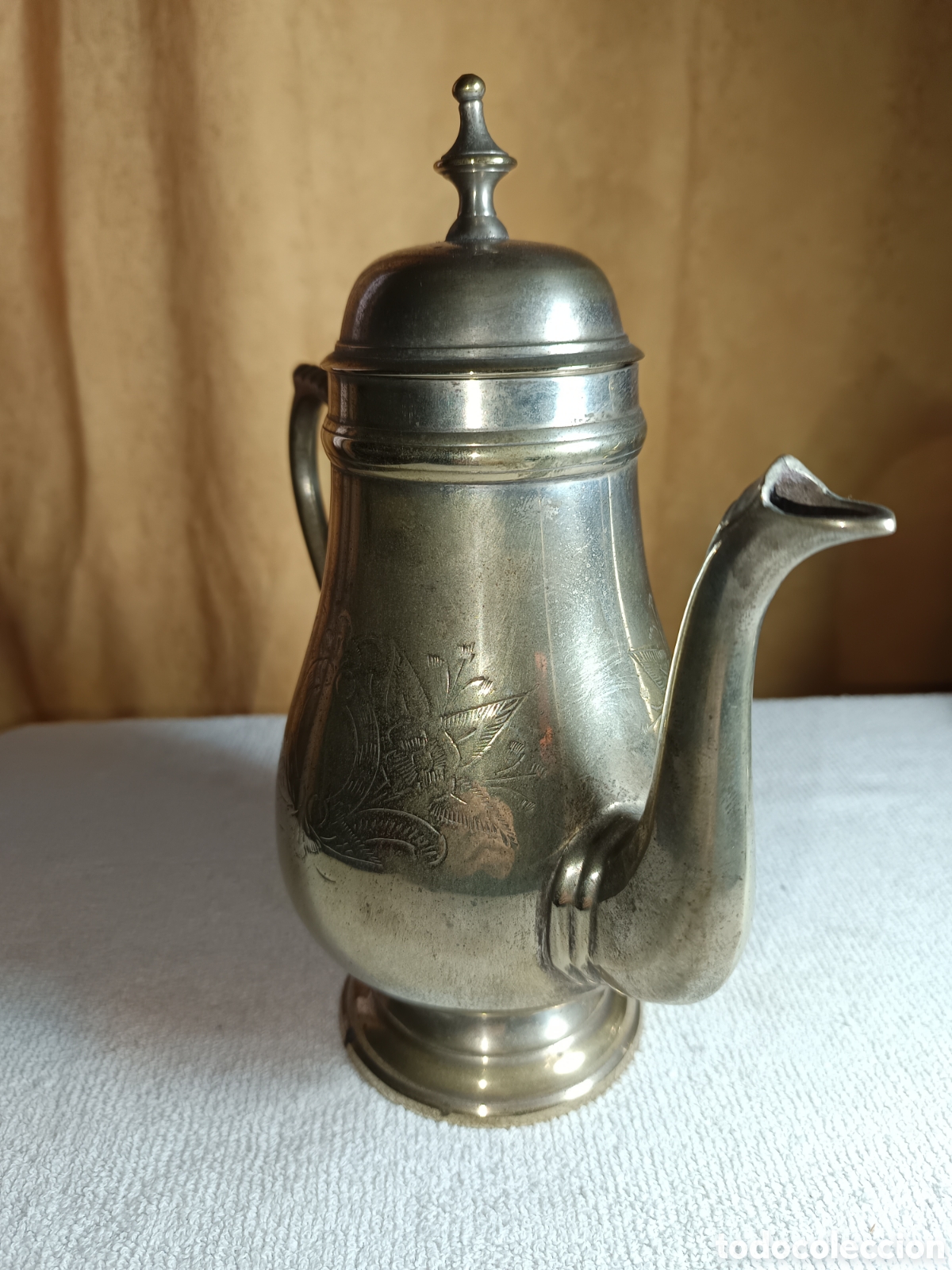 Antig&uuml;edades: tetera cafetera de alpaca repujada hecha en India. - Foto 2