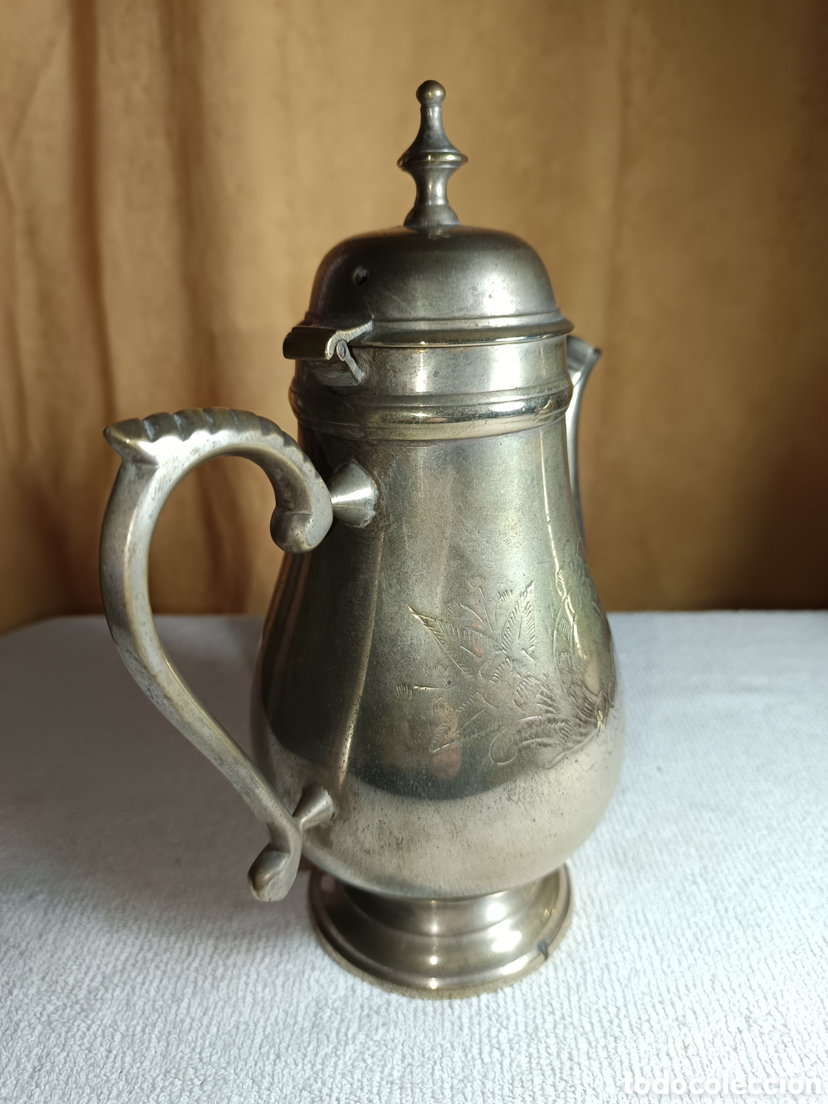 Antig&uuml;edades: tetera cafetera de alpaca repujada hecha en India. - Foto 3