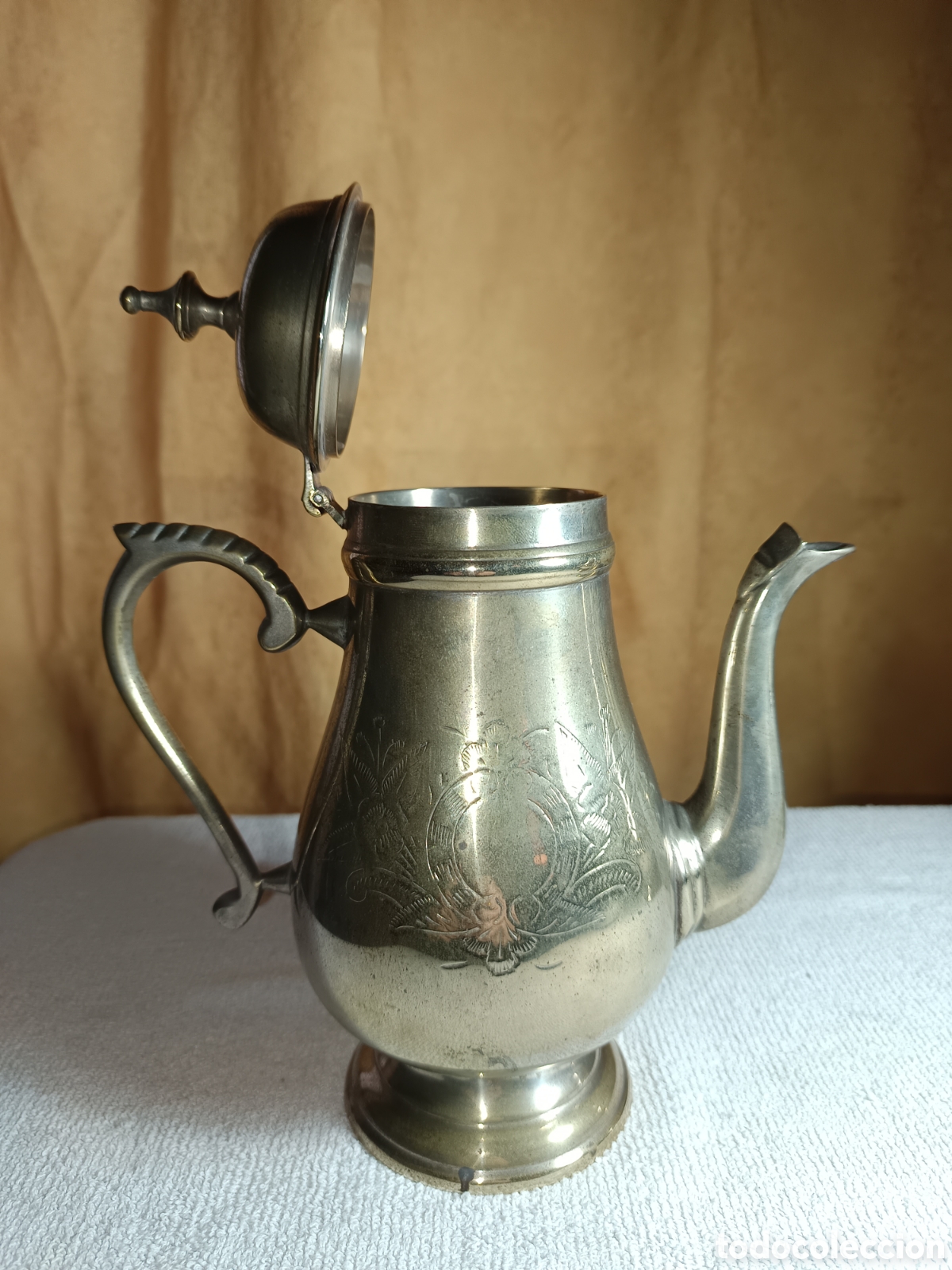 Antig&uuml;edades: tetera cafetera de alpaca repujada hecha en India. - Foto 5