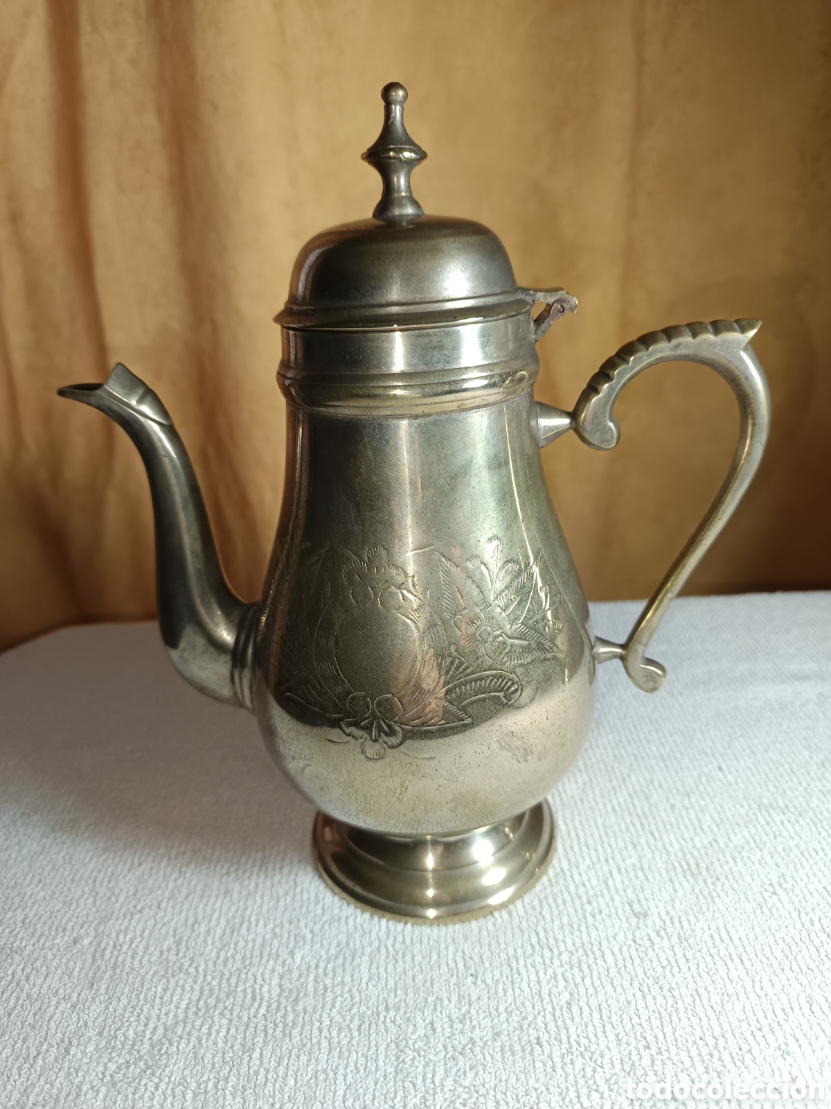 Antig&uuml;edades: tetera cafetera de alpaca repujada hecha en India. - Foto 1