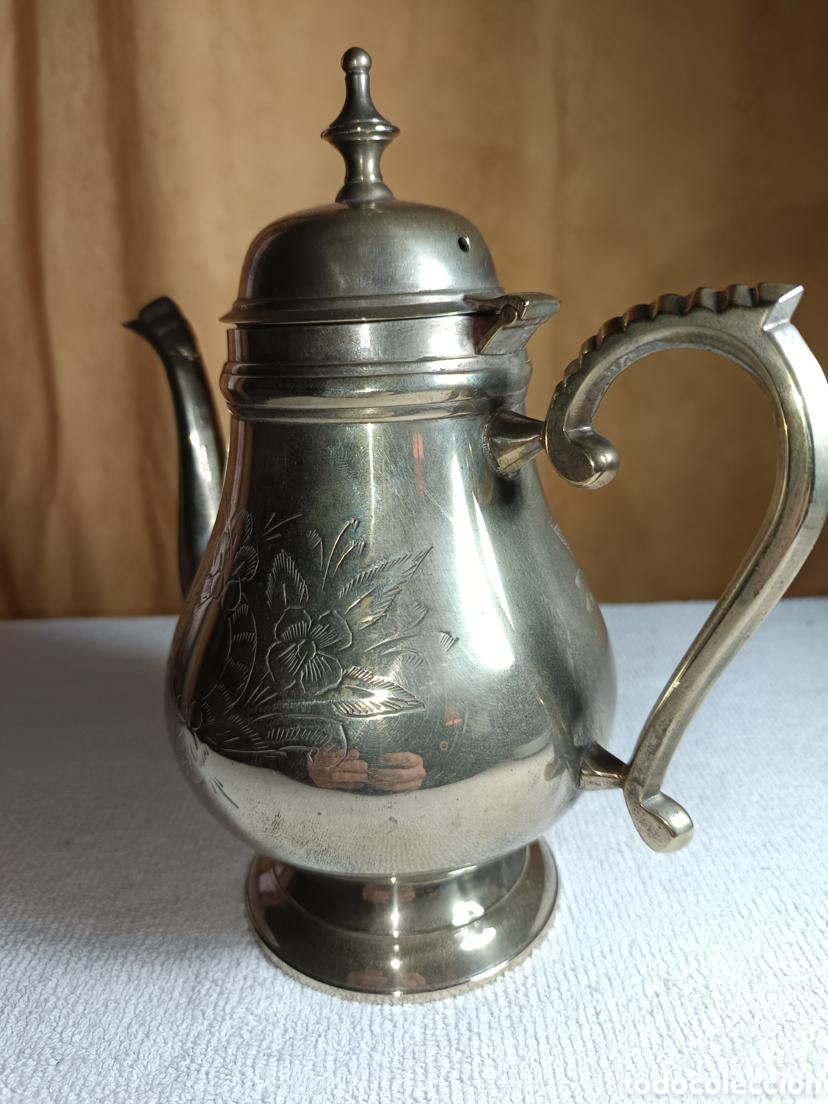 Antig&uuml;edades: tetera cafetera de alpaca repujada hecha en India - Foto 3