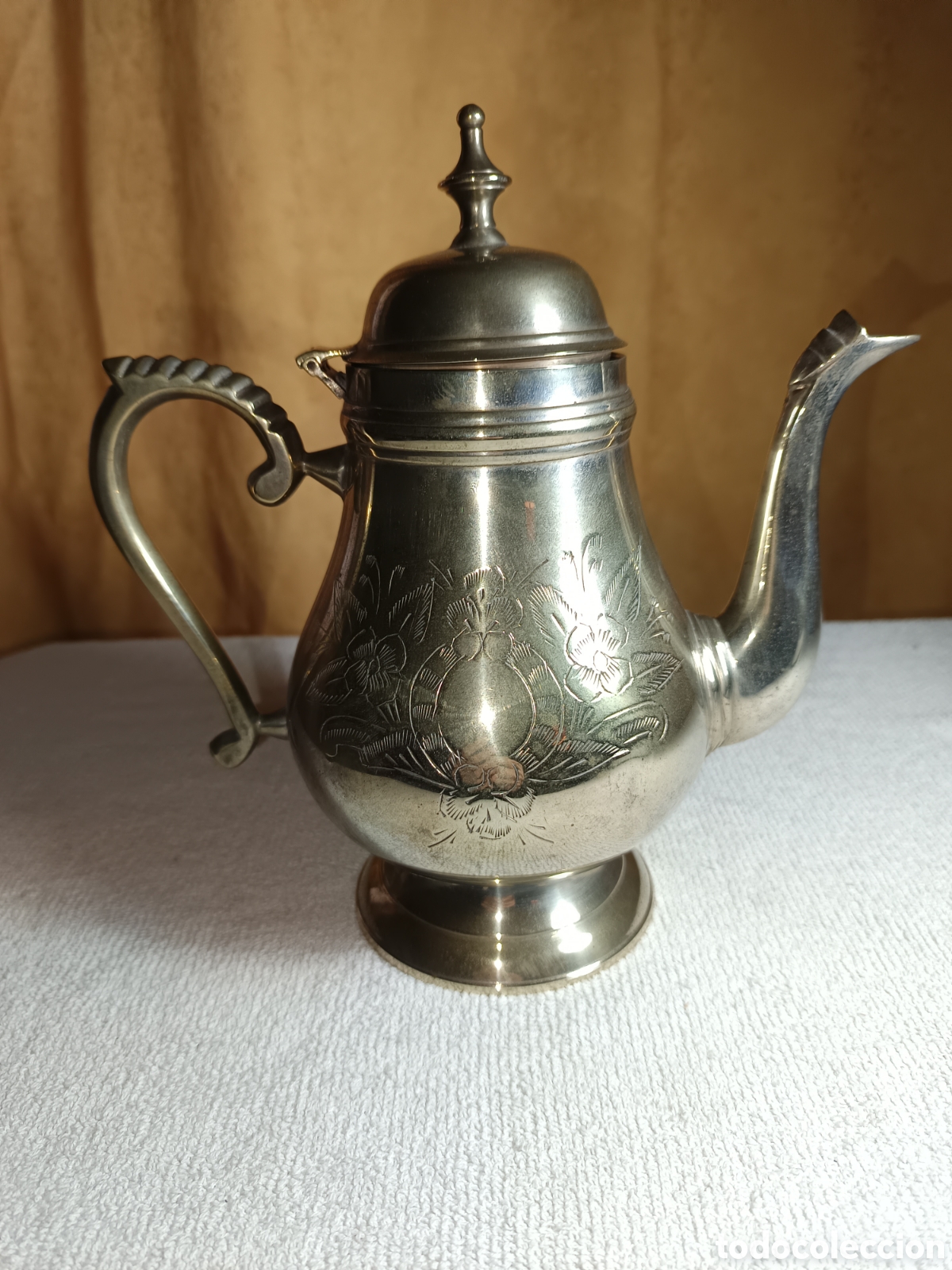 Antig&uuml;edades: tetera cafetera de alpaca repujada hecha en India - Foto 1