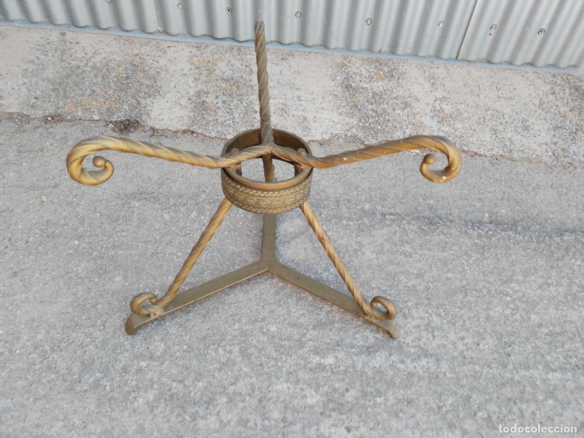 Antig&uuml;edades: pie de mesa en hierro de forja - Foto 1