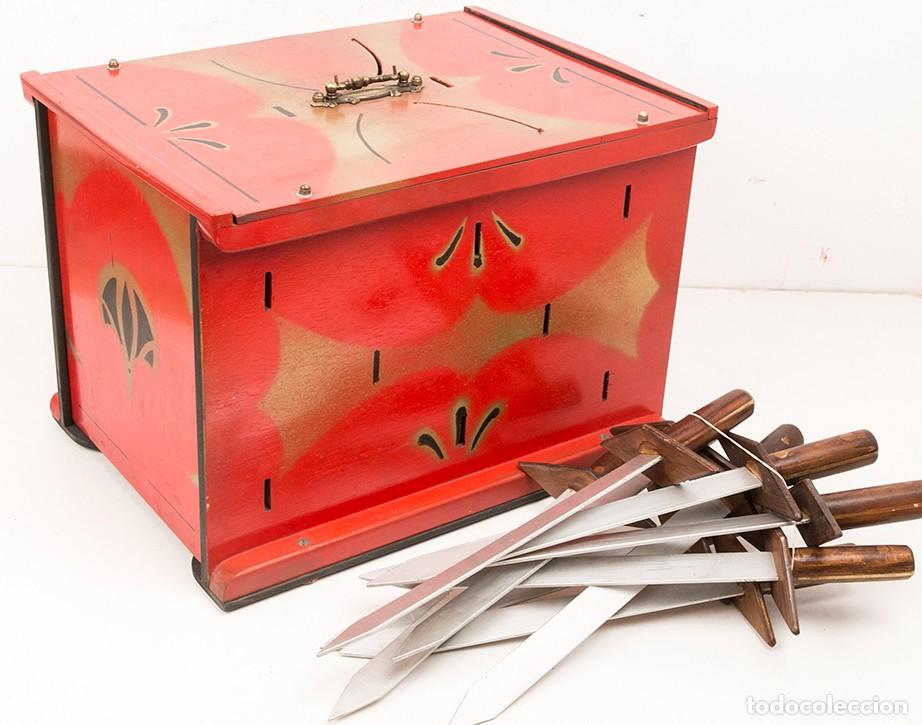 Antig&uuml;edades: CAJA DE ESPADAS - TRUCO DE MAGIA - Foto 1
