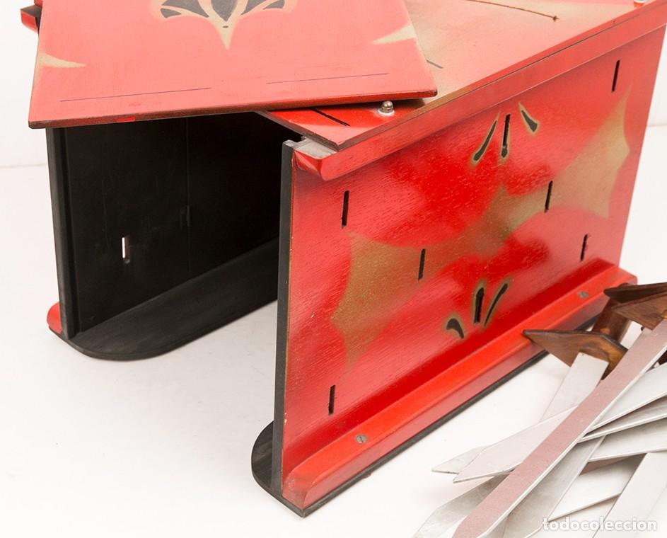 Antig&uuml;edades: CAJA DE ESPADAS - TRUCO DE MAGIA - Foto 2