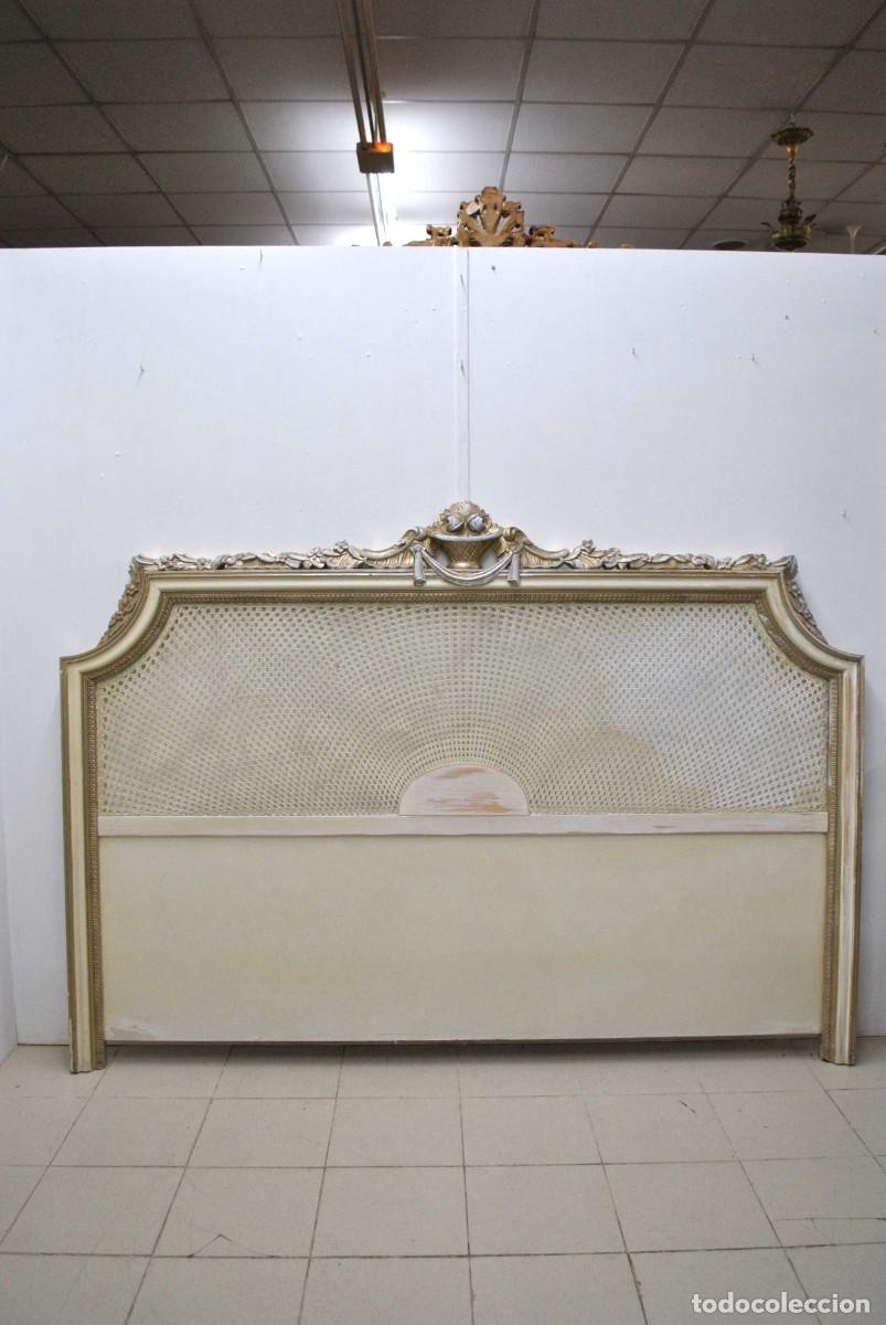 Antig&uuml;edades: CABECERO BEIGE DE MADERA Y REJILLA - Foto 1