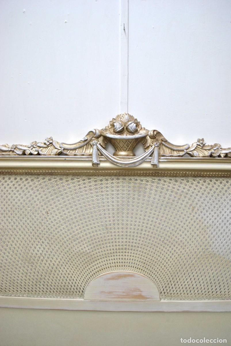 Antig&uuml;edades: CABECERO BEIGE DE MADERA Y REJILLA - Foto 3