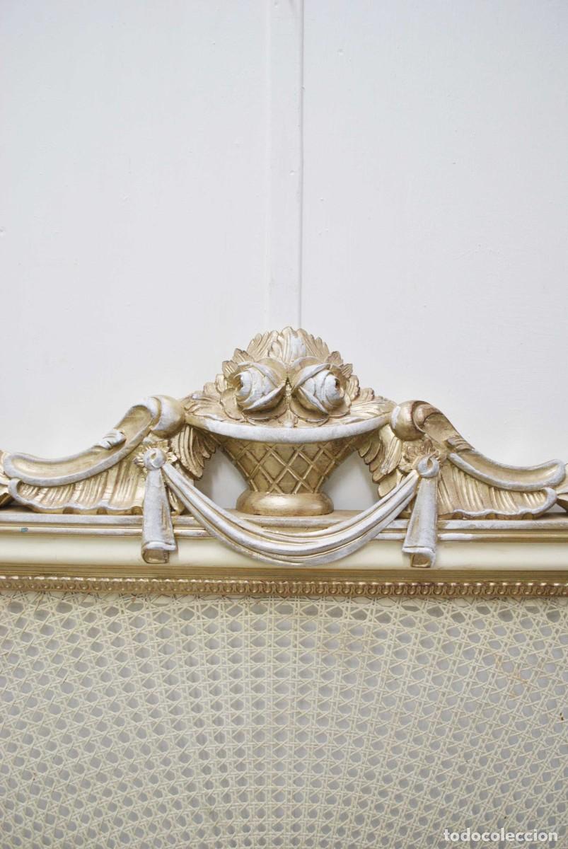 Antig&uuml;edades: CABECERO BEIGE DE MADERA Y REJILLA - Foto 4