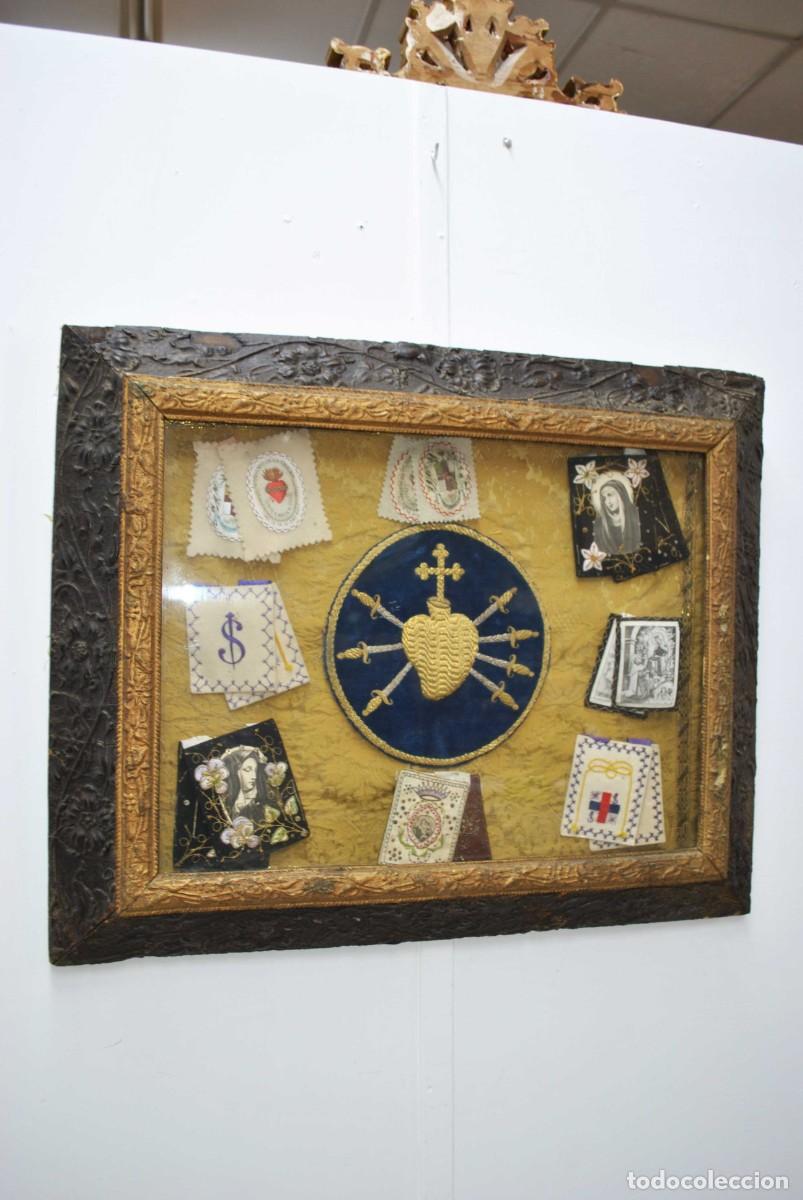 Antig&uuml;edades: CUADRO CON COLECCI&Oacute;N DE ESCAPULARIOS Y RELICARIOS - Foto 1
