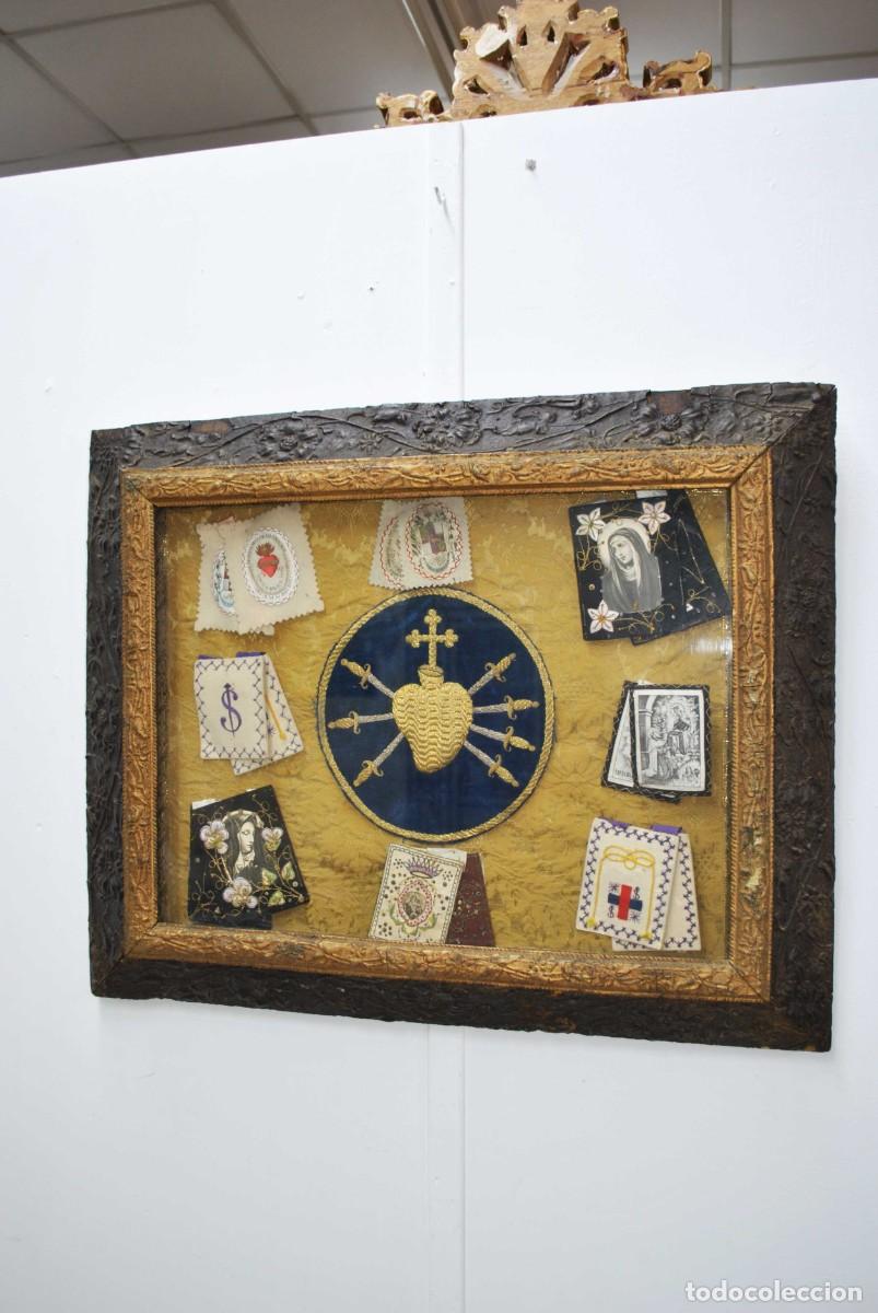 Antig&uuml;edades: CUADRO CON COLECCI&Oacute;N DE ESCAPULARIOS Y RELICARIOS - Foto 2